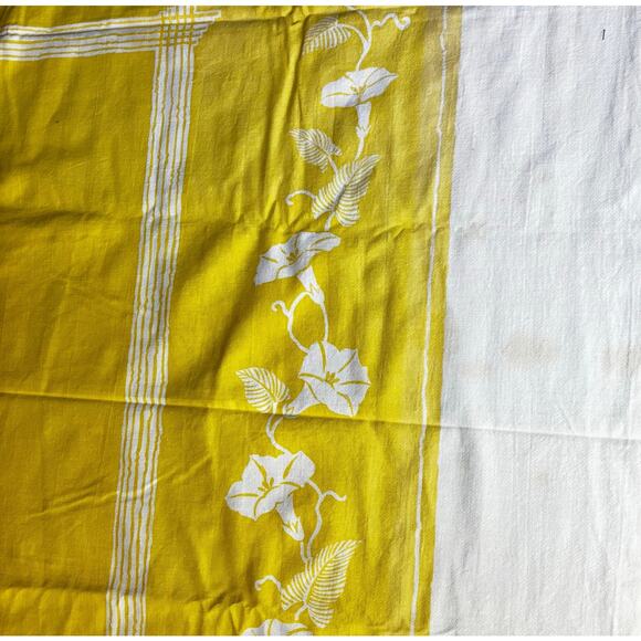 Vintage mid century cotton tablecloth faded yellow pattern on white rectangle - Picture 4 of 9